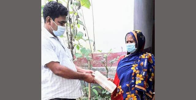 দৌলতদিয়ার চরাঞ্চলে হিন্দু ধর্মাবলম্বীদের মধ্যে শাড়ী লুঙ্গি বিতরণ