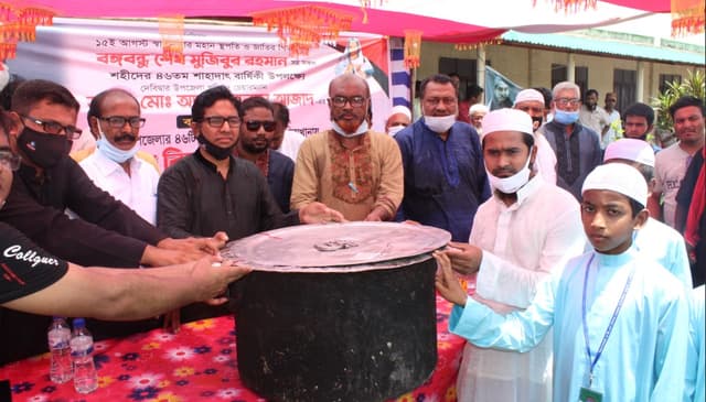 দেবীদ্বারে ৪৬ এতিমখানায় উপজেলা চেয়ারম্যান’র খাবার বিতরণ