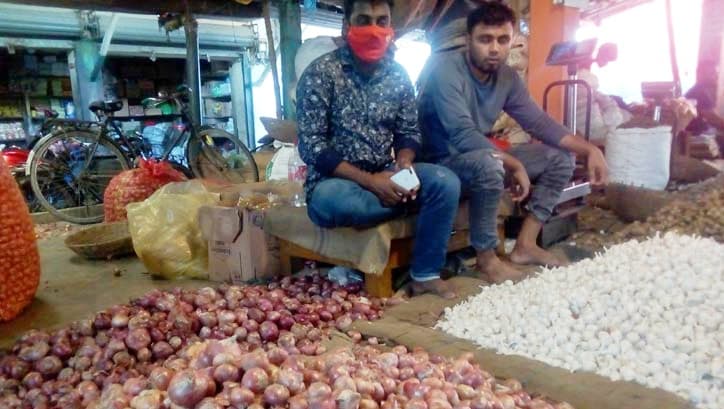 আমদানি কমে যাওয়ায় হিলিতে পেঁয়াজের দাম বেড়েছে