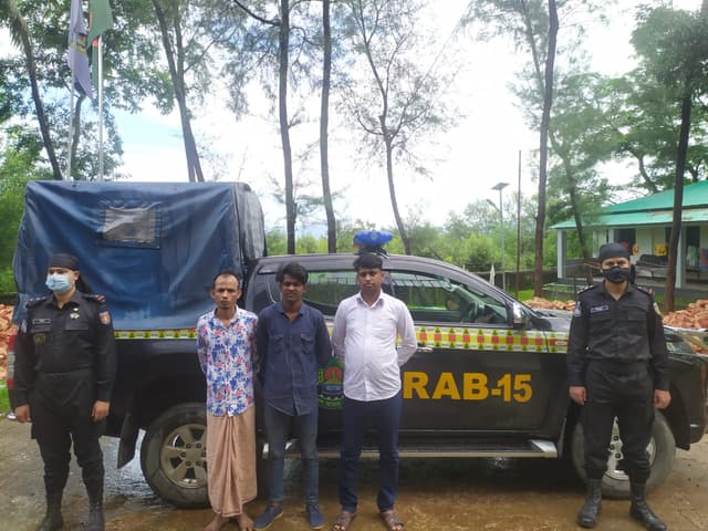 টেকনাফে তিন মাদক কারবারী আটক