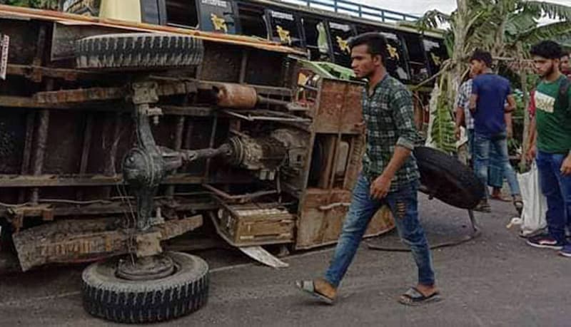 বরিশাল-পটুয়াখালী মহাসড়কে বাস-ট্রলির সংঘর্ষ, চালকসহ নিহত-৩