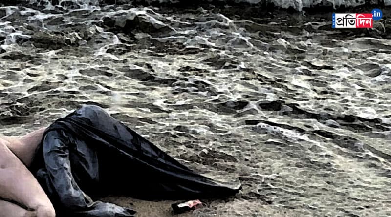 সমুদ্র সৈকতে অর্ধনগ্ন সেক্স টয় উদ্ধার!