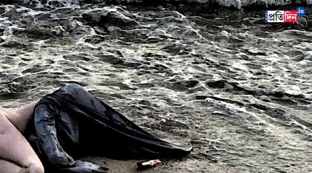 সমুদ্র সৈকতে অর্ধনগ্ন সেক্স টয় উদ্ধার!