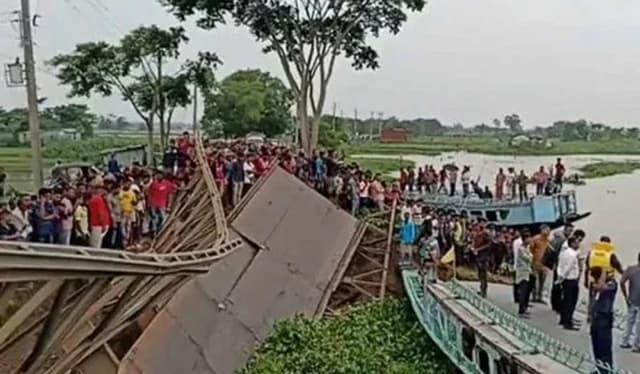 সেতু ভেঙে মালবাহী ট্রাক নদীতে, চালক ও হেলপার নিখোঁজ