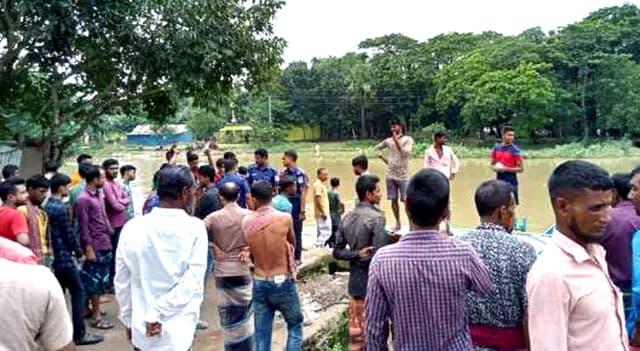 কংশ নদে ধান বোঝাই নৌকা ডুবি, এক শ্রমিক নিখোঁজ