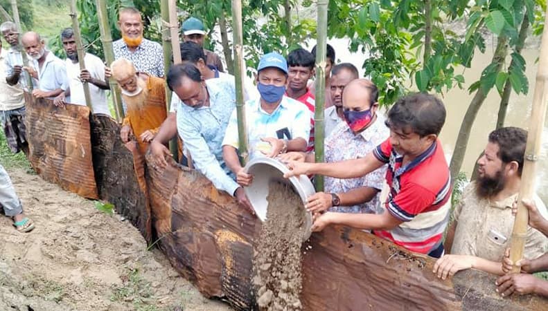 নবাবগঞ্জে ফসল রক্ষায় স্বেছাশ্রমে বাঁধ সংস্কারের কাজ শুরু