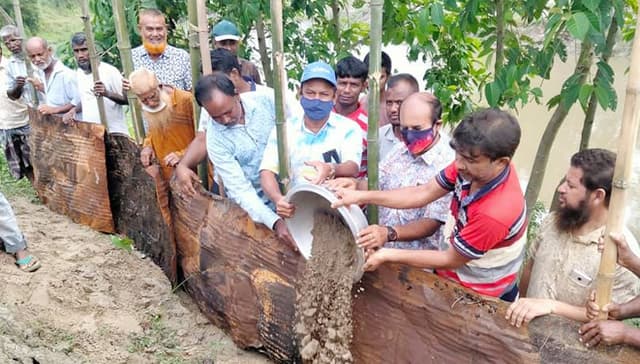 নবাবগঞ্জে ফসল রক্ষায় স্বেছাশ্রমে বাঁধ সংস্কারের কাজ শুরু