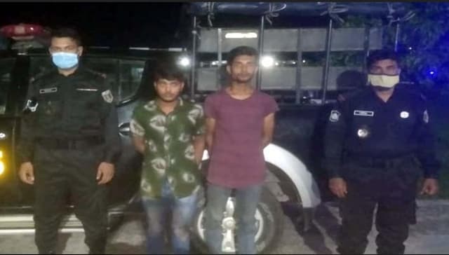 চাঁপাইনবাবগঞ্জ থেকে নওগাঁ হয়ে অস্ত্র যাচ্ছিল বগুড়ায়,আটক ২