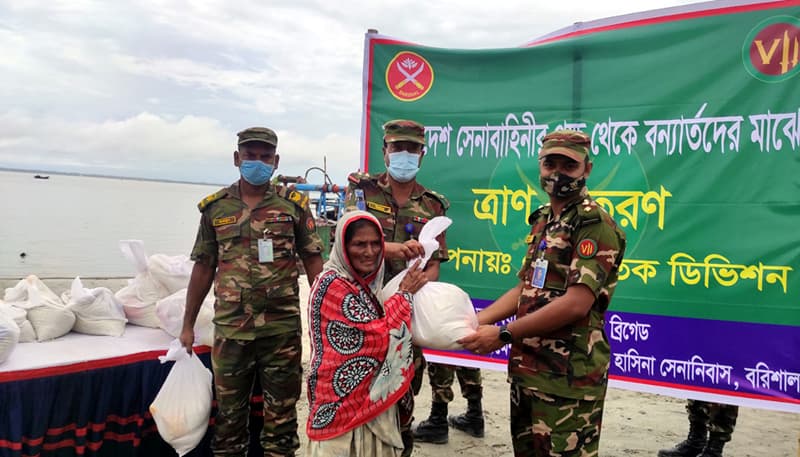 কলাপাড়ায় বানভাসি ২৫০ পরিবারকে সেনাবাহিনীর খাদ্য সহায়তা