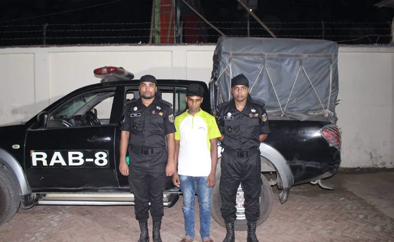 কালুখালীতে গাঁজাসহ যুবক আটক : মাইক্রোবাস জব্দ