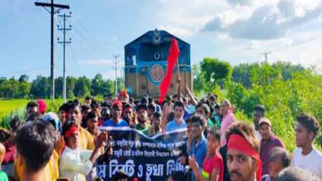 ট্রেন আটকে চা-শ্রমিকদের বিক্ষোভ