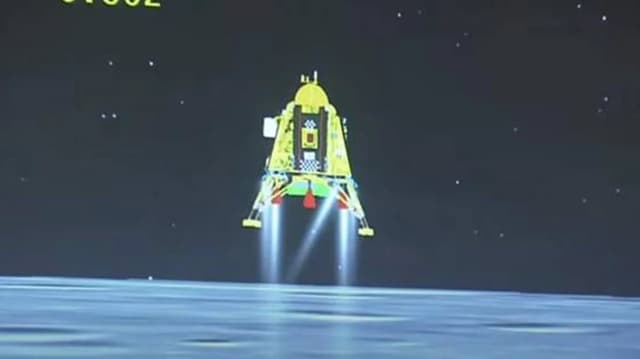 ইতিহাস গড়ে চাঁদে নামল ভারতের মহাকাশযান