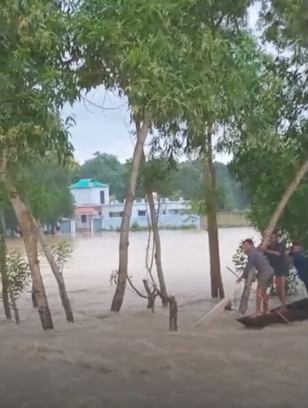 রাজনগরে বন্যার পানিতে মাছ ধরতে নেমে নিখোঁজ হলেন যুবক