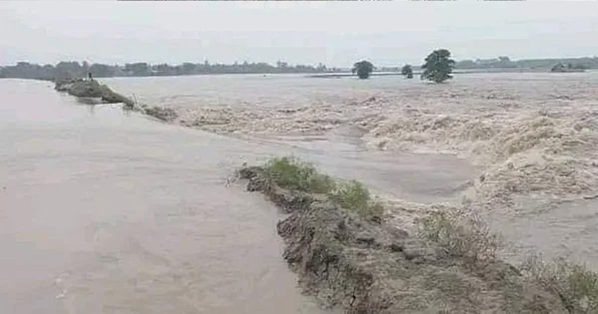 খুলনায় বেড়িবাঁধ ভেঙে ১৯ গ্রাম প্লাবিত, লাখো মানুষ পানিবন্দি