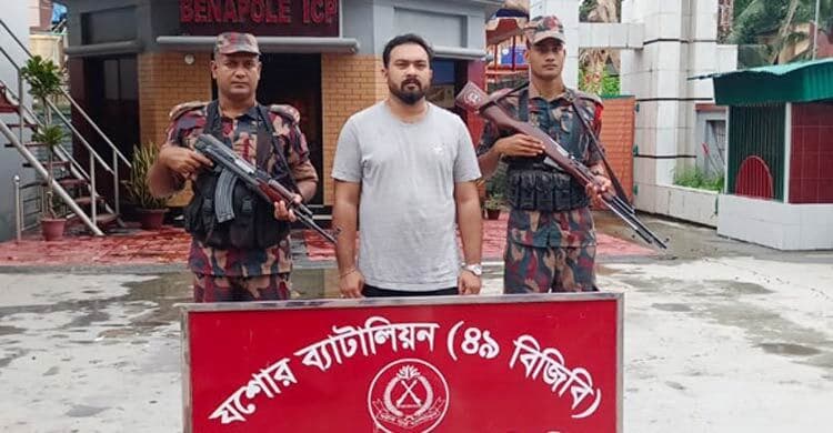 ভারতে পালানোর সময় ছাত্রলীগ নেতা আটক