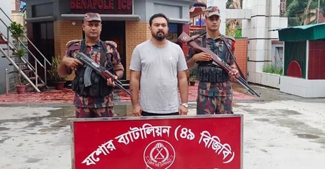 ভারতে পালানোর সময় ছাত্রলীগ নেতা আটক