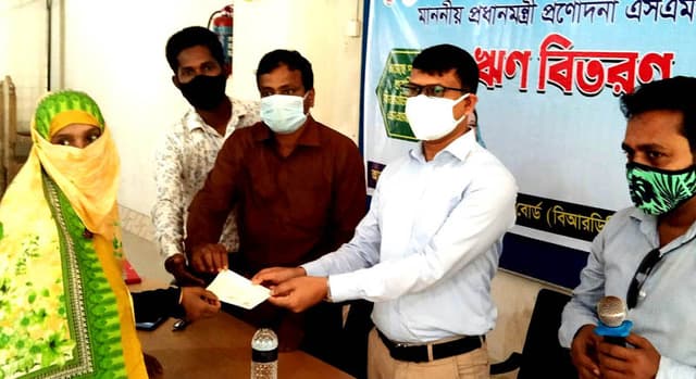 লালমোহনে প্রধানমন্ত্রীর প্রণোদনার ‘এসএমই’ ঋণ বিতরণ