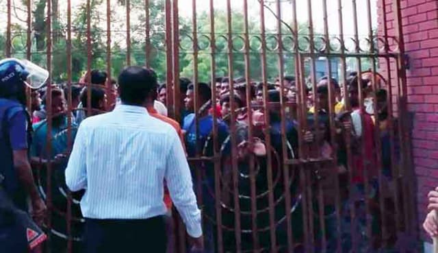 শ্রেণিকক্ষেই ছাত্রীর সঙ্গে অন্তরঙ্গ শিক্ষক, অতপর ...