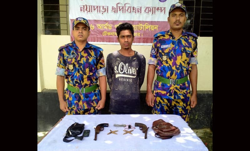 টেকনাফে অস্ত্র ও গুলিসহ রোহিঙ্গা সন্ত্রাসী গ্রেফতার