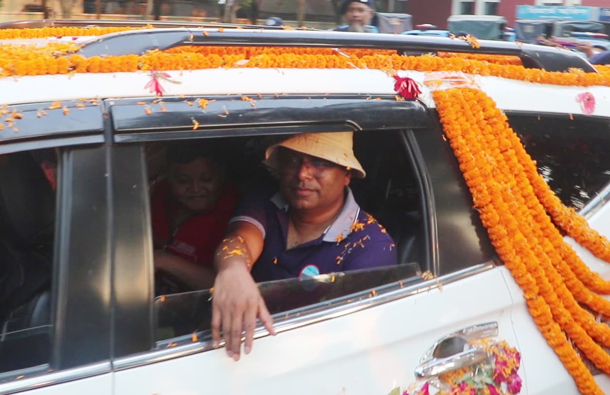 ফুল সজ্জিত গাড়ির দড়ি টেনে নওগাঁর এসপিকে বিদায়