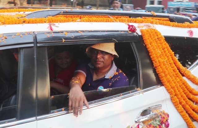 ফুল সজ্জিত গাড়ির দড়ি টেনে নওগাঁর এসপিকে বিদায়