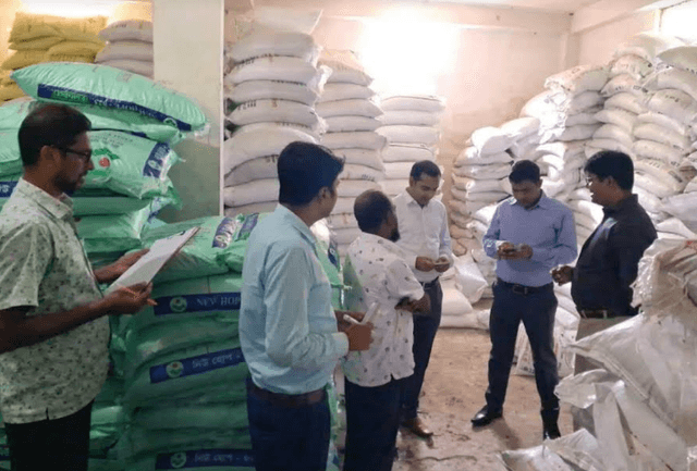 নাটোরে  ৩ গুদামে ১২৭০ বস্তা সার মজুদ, ৬৫ হাজার টাকা জরিমানা