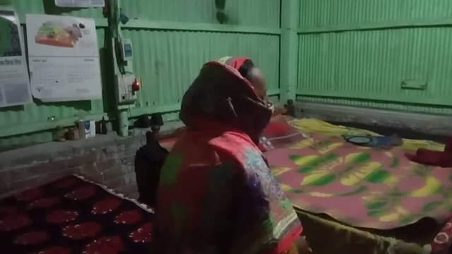 বিয়ের দাবীতে ভাতিজার ঘরে চাচির অবস্থান