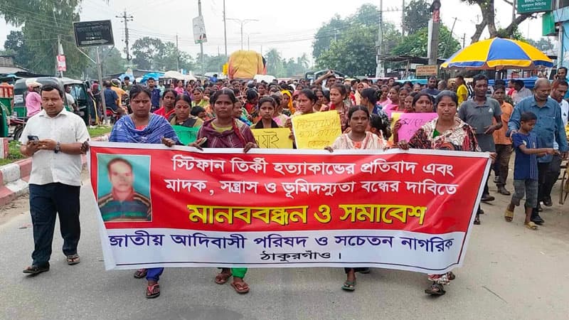 স্বামী হত্যার বিচার চেয়ে দুই সন্তানকে নিয়ে রাস্তায় স্ত্রী