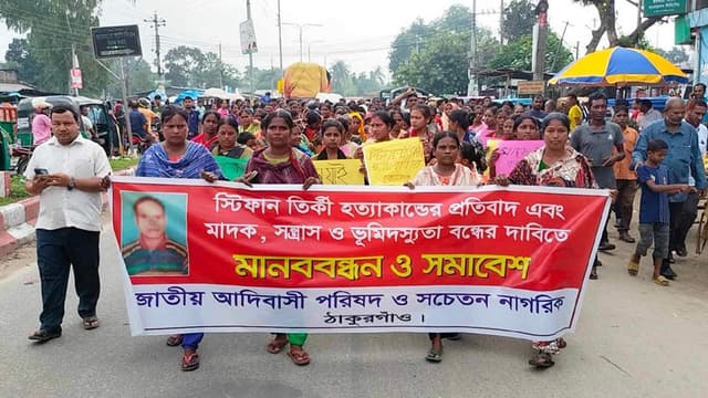 স্বামী হত্যার বিচার চেয়ে দুই সন্তানকে নিয়ে রাস্তায় স্ত্রী