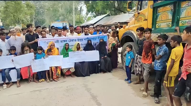 ভূঞাপুরে ভাঙন কবলিত এলাকাবাসীর সড়ক অবরোধ ও মানববন্ধন