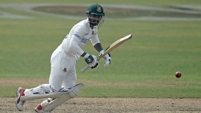 দিনের শুরুতেই লিটনের বিদায়, লড়াই করছেন মুশফিক