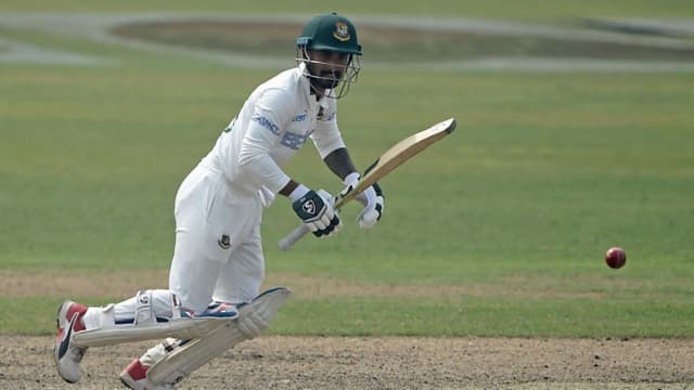 দিনের শুরুতেই লিটনের বিদায়, লড়াই করছেন মুশফিক