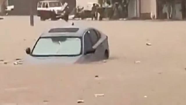 সৌদি আরবজুড়ে ভারী বৃষ্টি, ডুবে গেছে গাড়ি-রাস্তাঘাট