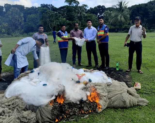 হিজলায় যৌথ অভিযানে অবৈধ কারেন্ট জাল জব্দ