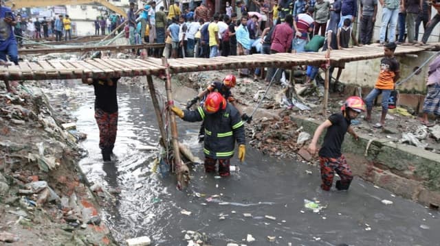 রাস্তায় জলাবদ্ধতা, চট্টগ্রামে ড্রেনে পড়ে যুবক নিখোঁজ
