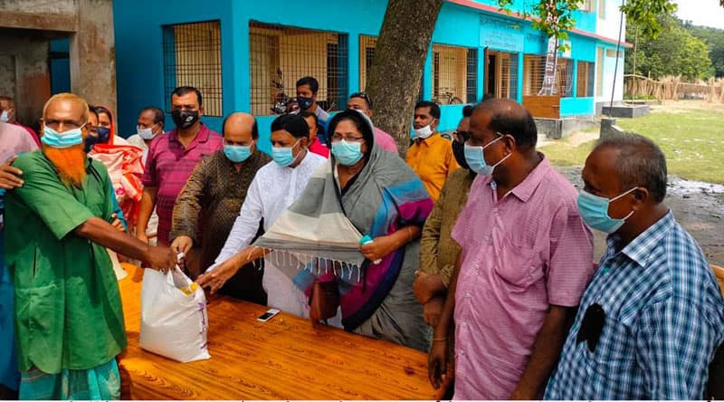 লালপুরে বন্যা দুর্গতদের মাঝে ত্রাণ বিতরণ