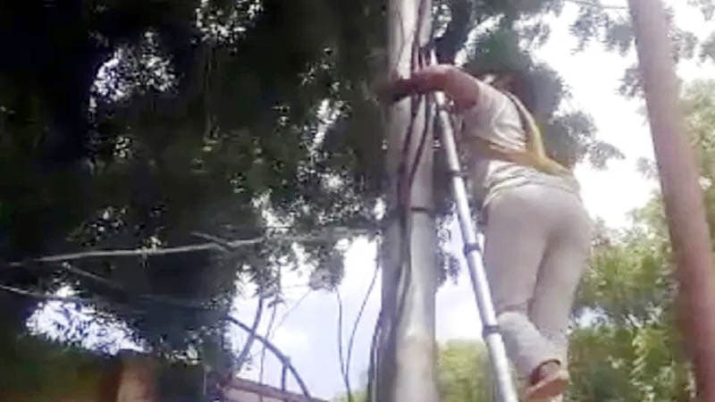 হেলমেট না থাকায় জরিমানা, কেটে দিলেন থানার বিদ্যুৎ সংযোগ