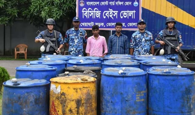 কোস্টগার্ডের অভিযানে অবৈধ সয়াবিন তেলসহ আটক ২