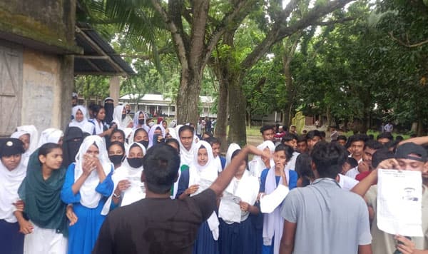 আত্রাইয়ে অধ্যক্ষের পদত্যাগের দাবিতে শিক্ষার্থীদের বিক্ষোভ