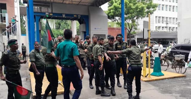 সচিবালয়ে ঢুকে পড়েছেন বিক্ষোভকারী আনসারদের একাংশ