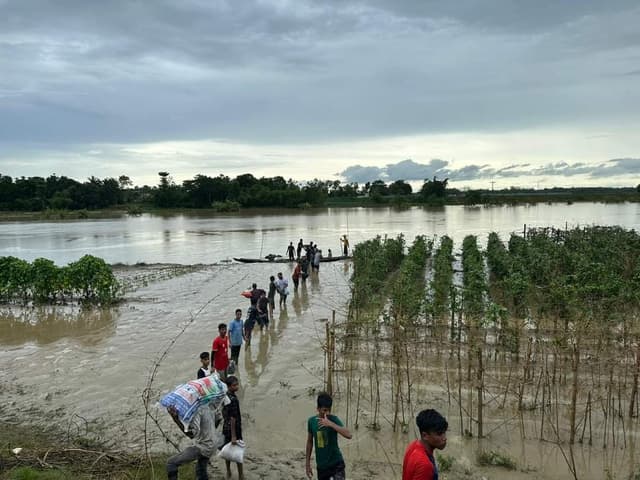 বানভাসিদের পাশে শ্রীমঙ্গলের একঝাঁক তরুণ