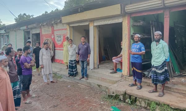 সরাইল ব্যবসায়ীর দোকান দখল নিতে আ: লীগ নেতার হুমকি!