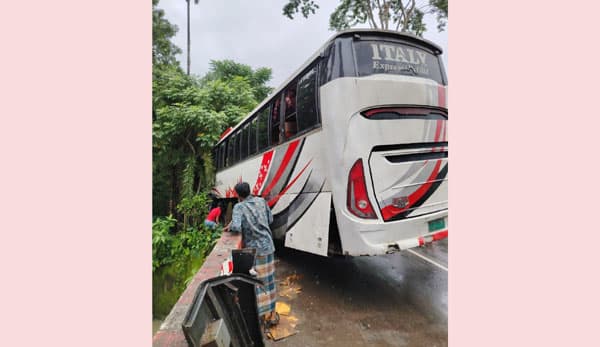 রাজাপুরে নিয়ন্ত্রণ হারিয়ে বাস দুর্ঘটনায় আহত ১০