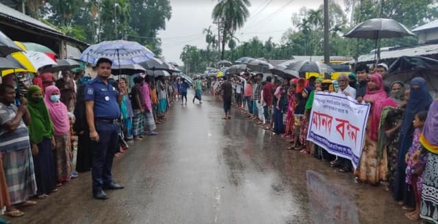 ভূরুঙ্গামারীতে বিদ্যালয় স্থানান্তরের প্রতিবাদে মানববন্ধন