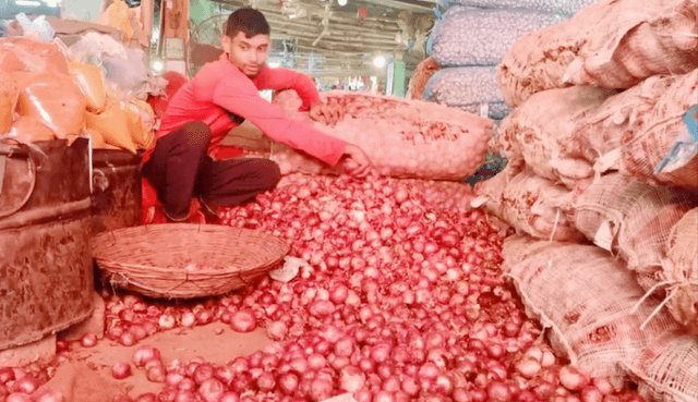 হিলি স্থলবন্দরে কমেছে ভারতীয় পেঁয়াজের দাম
