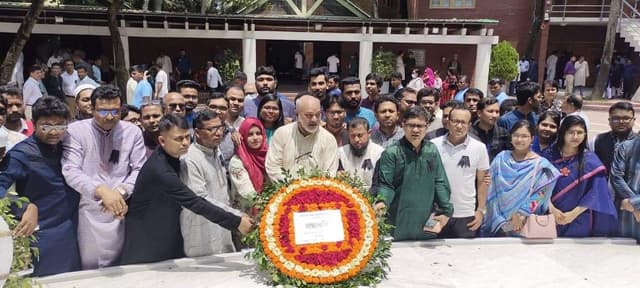 জাতির পিতার সমাধিতে নোবিপ্রবি উপাচার্য ও শিক্ষক সমিতির শ্রদ্ধাঞ্জলি