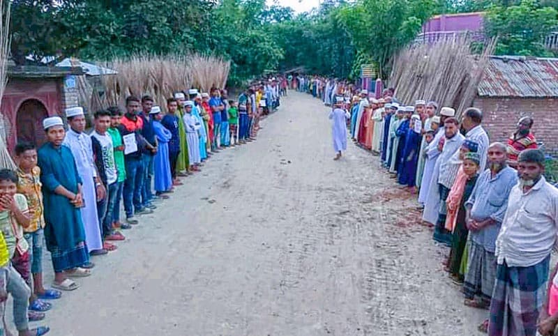 গাংনীতে শিক্ষককে কুটুক্তি ও ছাত্র নির্যাতনের অভিযোগে মানববন্ধন