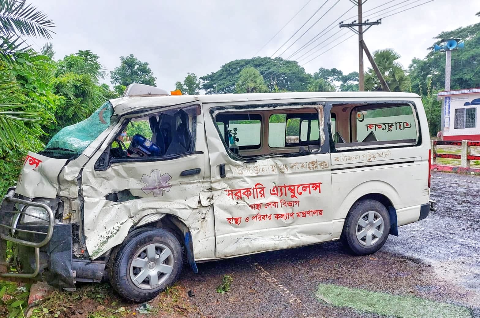 ঝালকাঠিতে বাস ও এম্বুলেন্সের মুখোমুখি সংঘর্ষ আহত ৪