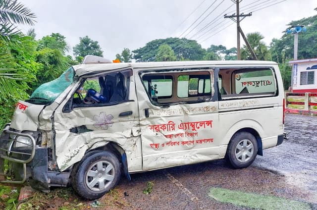 ঝালকাঠিতে বাস ও এম্বুলেন্সের মুখোমুখি সংঘর্ষ আহত ৪