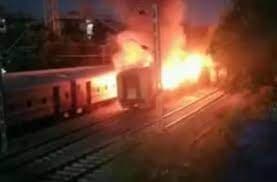 ভারতে চলন্ত ট্রেনে ভয়াবহ অগ্নিকাণ্ড, নিহত ৮